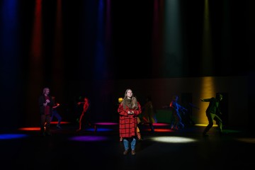 Helsingin Kaupunginteatteri – Sinun, Margot – Kuvassa Keskellä Satu Tuuli Karhu – Kuva Mitro Härkönen