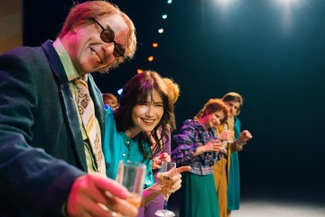 Helsingin Kaupunginteatteri – Sinun, Margot – Kuvassa Risto Kaskilahti, Sara Soulié, Sanna Majuri, Lasse Lipponen – Kuva Mitro Härkönen