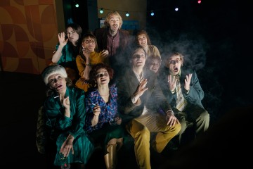 Helsingin Kaupunginteatteri – Sinun, Margot – Kuvassa Alarivi: Helena Haaranen, Sanna Majuri, Martin Bahne, Emma Pälsynaho, Risto Kaskilahti. Ylärivi: Sara Soulié, Vuokko Hovatta, Tuukka Leppänen, Raili Raitala – Kuva Mitro Härkönen