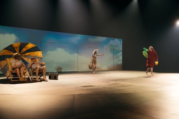 Helsingin Kaupunginteatteri – Sinun, Margot – Kuvassa Vuokko Hovatta, Risto Kaskilahti, Sara Soulié, Satu Tuuli Karhu – Kuva Mitro Härkönen