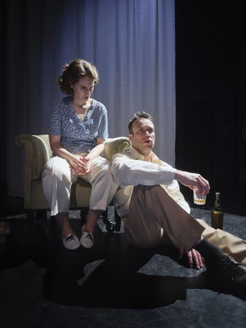 Helsingin Kaupunginteatteri - Lilla Teatern - Skymning 41 - På bilden Saga Sarkola, Elmer Bäck - Foto Kasper Dalkarl