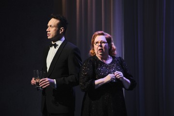 Helsingin Kaupunginteatteri - Lilla Teatern - Skymning 41 - På bilden Elmer Bäck, Pia Runnakko - Foto Kasper Dalkarl