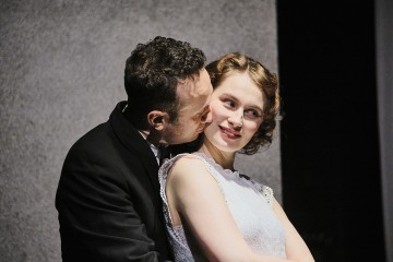 Helsingin Kaupunginteatteri - Lilla Teatern - Skymning 41 - På bilden Elmer Bäck, Saga Sarkola - Foto Kasper Dalkarl