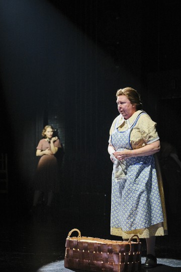 Helsingin Kaupunginteatteri - Lilla Teatern - Skymning 41 - På bilden Saga Sarkola, Pia Runnakko - Foto Kasper Dalkarl