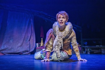 Helsingin Kaupunginteatteri – Uusi Eden – Kuvassa Anna-Sofia Tuominen – Kuva Otto-Ville Väätäinen