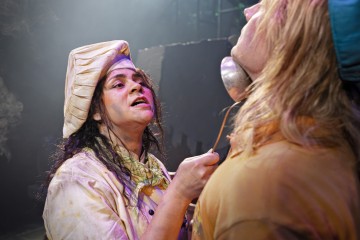 Helsingin Kaupunginteatteri – Uusi Eden – Kuvassa Ushma Olava, Miiko Toiviainen – Kuva Otto-Ville Väätäinen