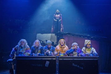 Helsingin Kaupunginteatteri – Uusi Eden – Kuvassa Niki Rautén, Unto Nuora, Mikko Vihma, Miiko Toiviainen, Leenamari Unho, Ushma Olava, takana Tiina Peltonen – Kuva Otto-Ville Väätäinen