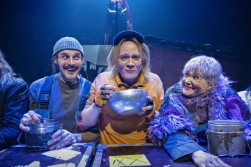 Helsingin Kaupunginteatteri – Uusi Eden – Kuvassa Mikko Vihma, Miiko Toiviainen, Leenamari Unho – Kuva Otto-Ville Väätäinen