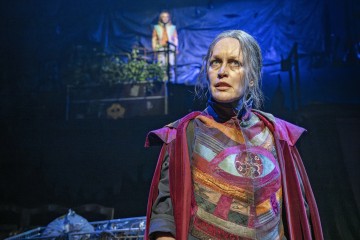 Helsingin Kaupunginteatteri – Uusi Eden – Kuvassa Tiina Peltonen – Kuva Otto-Ville Väätäinen