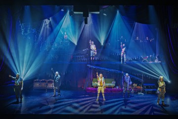 Helsingin Kaupunginteatteri – Uusi Eden – Kuvassa Mikko Vihma, Unto, Nuora, Miiko Toiviainen, Leenamari Unho, Ushma Olava, ylhäällä vasemmalta Tiina Peltonen, Niki Rautén, Anna-Sofia Tuominen – Kuva Otto-Ville Väätäinen