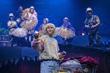 Helsingin Kaupunginteatteri – Uusi Eden – Kuvassa Etualalla Niki Rautén – Kuva Otto-Ville Väätäinen