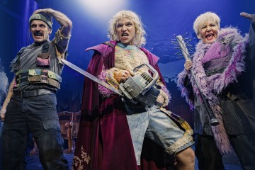 Helsingin Kaupunginteatteri – Uusi Eden – Kuvassa Mikko Vihma, Niki Rautén, Leenamari Unho – Kuva Otto-Ville Väätäinen