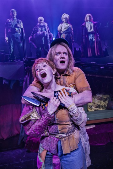 Helsingin Kaupunginteatteri – Uusi Eden – Kuvassa Anna-Sofia Tuominen, Miiko Toivianen – Kuva Otto-Ville Väätäinen