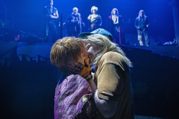 Helsingin Kaupunginteatteri – Uusi Eden – Kuvassa Anna-Sofia Tuominen, Miiko Toivianen – Kuva Otto-Ville Väätäinen