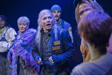 Helsingin Kaupunginteatteri – Uusi Eden – Kuvassa Unto Nuora (keskellä) – Kuva Otto-Ville Väätäinen