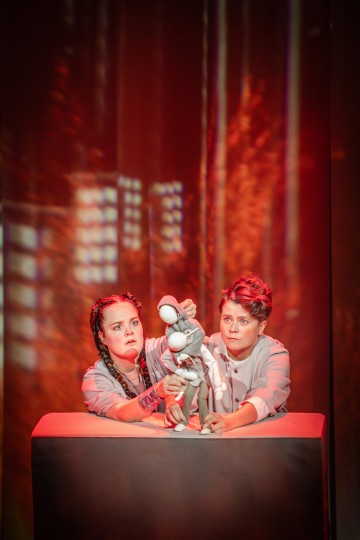 Helsingin Kaupunginteatteri – Veljeni Leijonamieli – Kuvassa Lumi Aunio, Elena Rekola – Kuva Otto-Ville Väätäinen