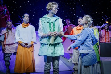 Helsingin Kaupunginteatteri – Veljeni Leijonamieli – Etualalla Tuukka Leppänen, Alexander Wendelin, Sanna Majuri  – Kuva Otto-Ville Väätäinen