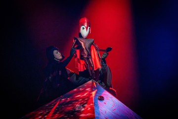 Helsingin Kaupunginteatteri – Veljeni Leijonamieli – Kuvassa Lumi Aunio ja Tengil-nukke – Kuva Otto-Ville Väätäinen