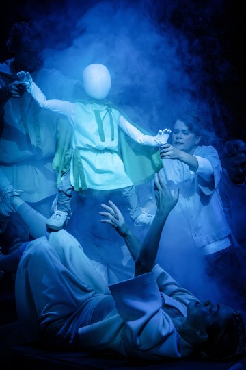 Helsingin Kaupunginteatteri – Veljeni Leijonamieli – Kuvassa Alexander Wendelin, Elena Rekola, Inka Tiitinen - Kuva Otto-Ville Väätäinen