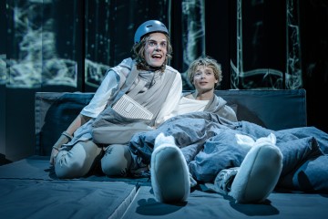 Helsingin Kaupunginteatteri – Veljeni Leijonamieli – Kuvassa Mikko Kauppila, Alexander Wendelin – Kuva Otto-Ville Väätäinen