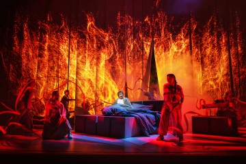 Helsingin Kaupunginteatteri – Veljeni Leijonamieli – Kuvassa keskellä Alexander Wendelin – Kuva Otto-Ville Väätäinen