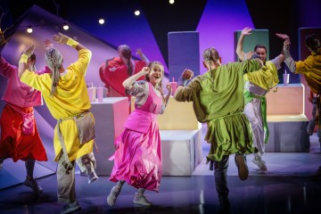 Helsingin Kaupunginteatteri – Veljeni Leijonamieli – Kuvassa keskellä Sofia Hilli– Kuva Otto-Ville Väätäinen