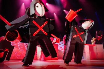 Helsingin Kaupunginteatteri – Veljeni Leijonamieli – Kuvassa Kader- ja Veder-nuket – Kuva Otto-Ville Väätäinen