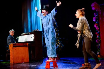 Lilla Teatern – Strömsö – På bilden Petri Tiainen, Marika Westerling, Stella Laine – Foto Cata Portin