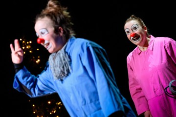 Lilla Teatern – Strömsö – På bilden Stella Laine, Marika Westerling – Foto Cata Portin