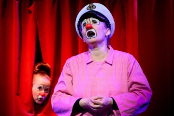 Lilla Teatern – Strömsö – På bilden Stella Laine, Marika Westerling – Foto Cata Portin