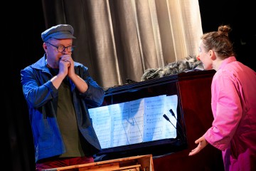 Lilla Teatern – Strömsö – På bilden Petri Tiainen, Marika Westerling – Foto Cata Portin