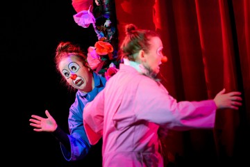 Lilla Teatern – Strömsö – På bilden Stella Laine, Marika Westerling – Foto Cata Portin