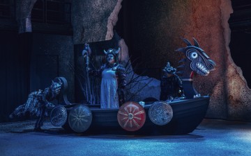 Helsingin Kaupunginteatteri – Kuka kaappasi auringon – Kuvassa keskellä Sanna Saarijärvi – Kuva Saara Autere