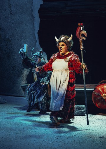 Helsingin Kaupunginteatteri – Kuka kaappasi auringon – Kuvassa Sanna Majuri, Sanna Saarijärvi – Kuva Saara Autere