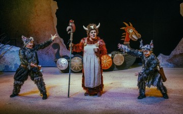 Helsingin Kaupunginteatteri – Kuka kaappasi auringon – Kuvassa Leenamari Unho, Sanna Saarijärvi, Sanna Majuri – Kuva Saara Autere