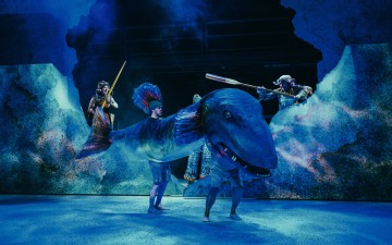 Helsingin Kaupunginteatteri – Kuka kaappasi auringon – Kuvassa Juha Jokela, Arttu Kapulainen, Inkeri Raittila – Kuva Saara Autere