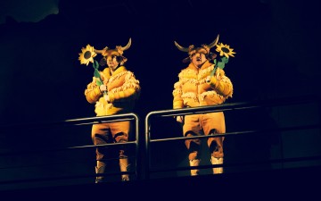 Helsingin Kaupunginteatteri – Kuka kaappasi auringon – Kuvassa Arttu Kapulainen, Jouko Klemettliä – Kuva Saara Autere