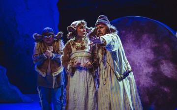 Helsingin Kaupunginteatteri – Kuka kaappasi auringon – Kuvassa Jouko Klemettilä, Inkeri Raittila, Antti Timonen – Kuva Saara Autere