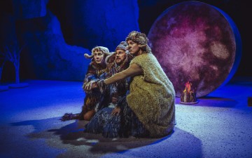 Helsingin Kaupunginteatteri – Kuka kaappasi auringon – Kuvassa Inkeri Raittila, Antti Timonen, Juha Jokela – Kuva Saara Autere