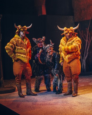 Helsingin Kaupunginteatteri – Kuka kaappasi auringon – Kuvassa Arttu Kapulainen, Leenamari Unho, Sanna Majuri, Jouko Klemettilä – Kuva Saara Autere