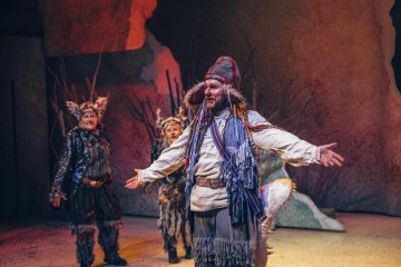 Helsingin Kaupunginteatteri – Kuka kaappasi auringon – Kuvassa Leenamari Unho, Sanna Majuri, Antti Timonen – Kuva Saara Autere