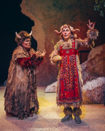 Helsingin Kaupunginteatteri – Kuka kaappasi auringon – Kuvassa Sanna Saarijärvi, Inkeri Raittila – Kuva Saara Autere