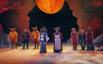 Helsingin Kaupunginteatteri – Kuka kaappasi auringon – Kuvassa Jouko Klemettilä, Leenamari Unho, Arttu Kapulainen, Antti Timonen, Sanna Saarijärvi, Inkeri Raittila, Sanna Majuri, Juha Jokela – Kuva Saara Autere