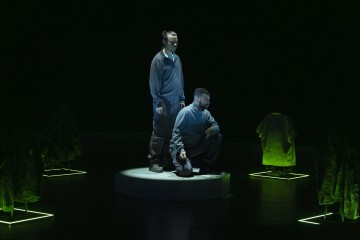 Helsingin Kaupunginteatteri – Aleksi Suomesta – Kuvassa Eetu Känkänen, Roderick Kabanga – Kuva Katri Naukkarinen