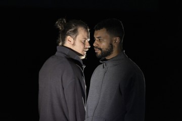 Helsingin Kaupunginteatteri – Aleksi Suomesta – Kuvassa Eetu Känkänen, Roderick Kabanga – Kuva Katri Naukkarinen