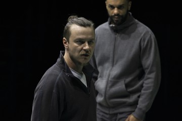 Helsingin Kaupunginteatteri – Aleksi Suomesta – Kuvassa Eetu Känkänen, Roderick Kabanga – Kuva Katri Naukkarinen