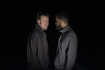 Helsingin Kaupunginteatteri – Aleksi Suomesta – Kuvassa Eetu Känkänen, Roderick Kabanga – Kuva Katri Naukkarinen