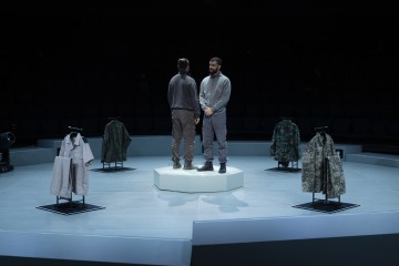 Helsingin Kaupunginteatteri – Aleksi Suomesta – Kuvassa Eetu Känkänen, Roderick Kabanga – Kuva Katri Naukkarinen