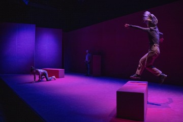 Helsingin Kaupunginteatteri – DREAMER – Kuvassa Sofia Hilli, Pekka Louhio, Aksinja Lommi – Kuva Kai Kuusisto