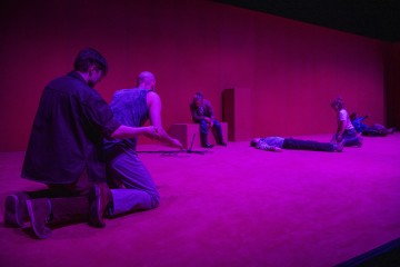 Helsingin Kaupunginteatteri – DREAMER – Kuvassa Justus Pienmunne, Jyrki Kasper, Pekka Louhio, Mikko Paloniemi, Sofia Hilli, Anna Virkkunen – Kuva Kai Kuusisto